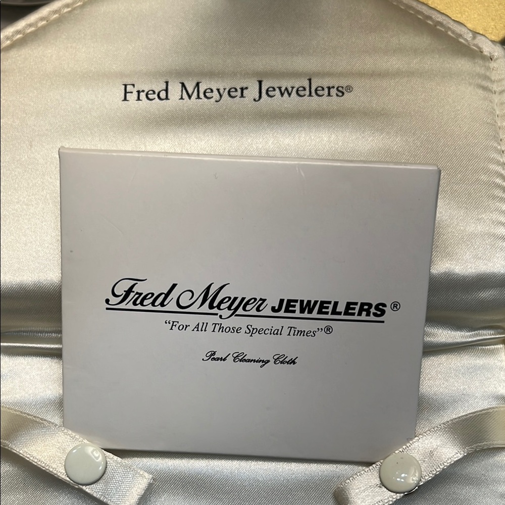 Fred Meyer Pearl set - Picture 2 of 4